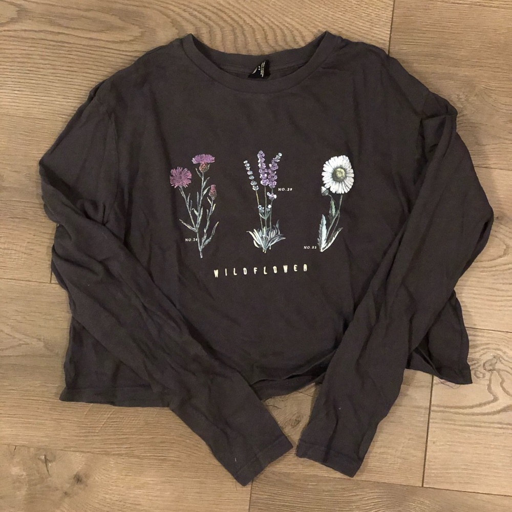 Urban Outfitters cropped casual longsleeve top. Size S